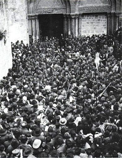 Sfintele Paşti din anul 1905 Curtea Bisericii Învierii Domnului