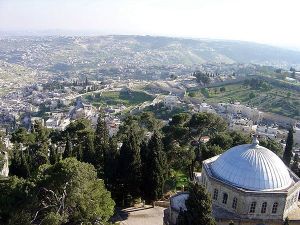 Oraşul vechi al Ierusalimului văzut de pe acoperişul Bisericii Învierii Domnului. Cupola care se vede este a Bisericii Patriarhiei Ierusalimului