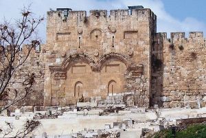 Poarta de Aur a Ierusalimului, pe care a intrat Domnul în oraş la începutul Săptămânii Patimilor şi pe care va intra din nou la judecata cea obştească