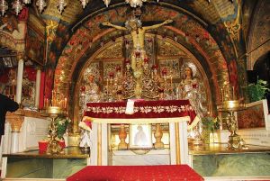 Paraclisul Sfânta Golgotha. Sub sfânta masă se poate vedea o cavitate rotundă în piatră: aici este locul unde a fost înfiptă sfânta cruce
